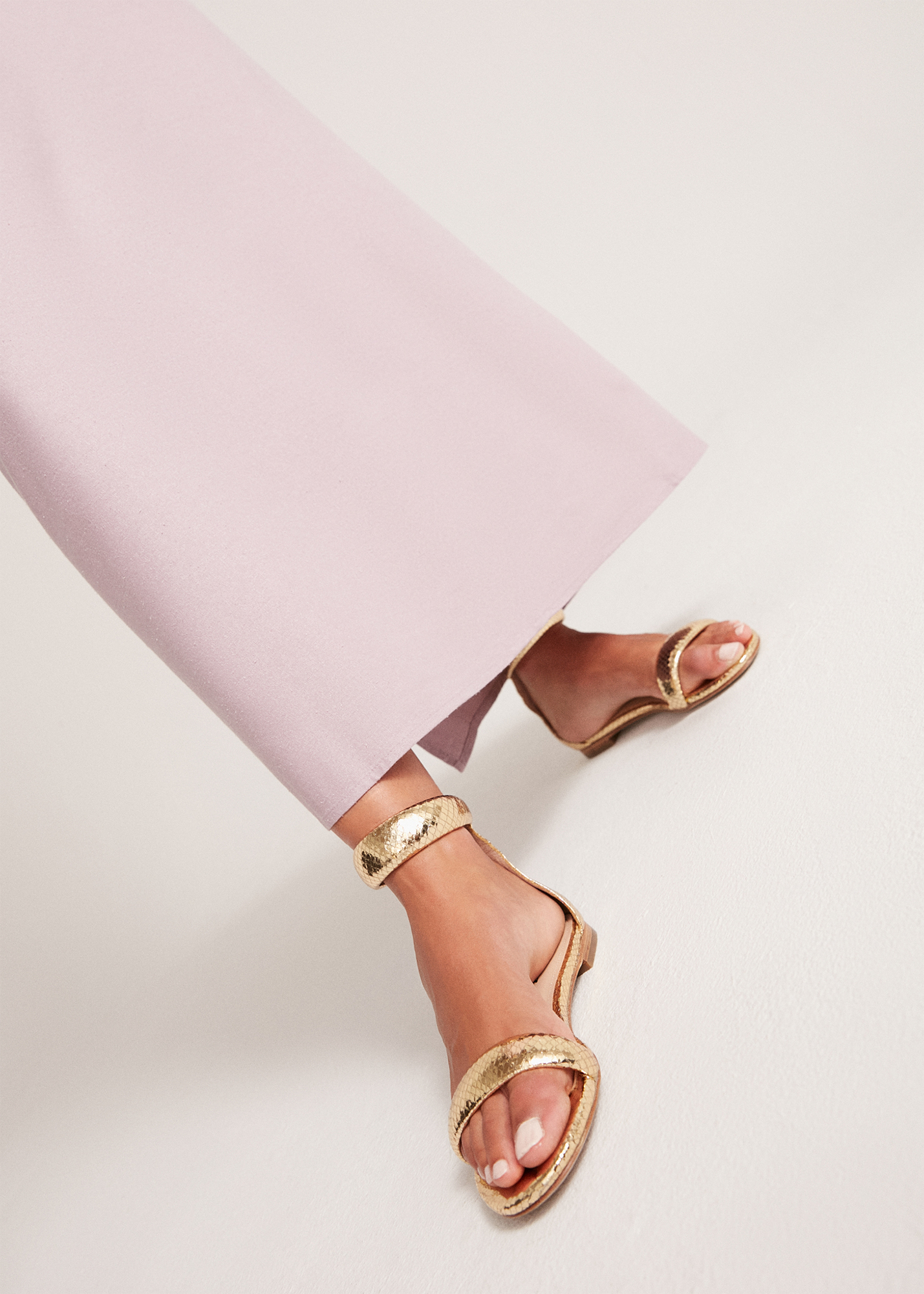 Sandalias planas de mujer Lola Cruz de piel. Modelo Amy Sandal con tiras  acolchadas Ref.153Z51BK PLATINO