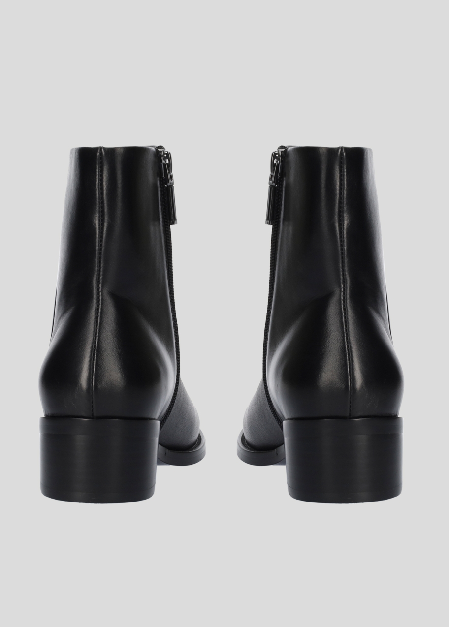 Booties for women Lola Cruz in leather. Style Julietta Ankle-Boots