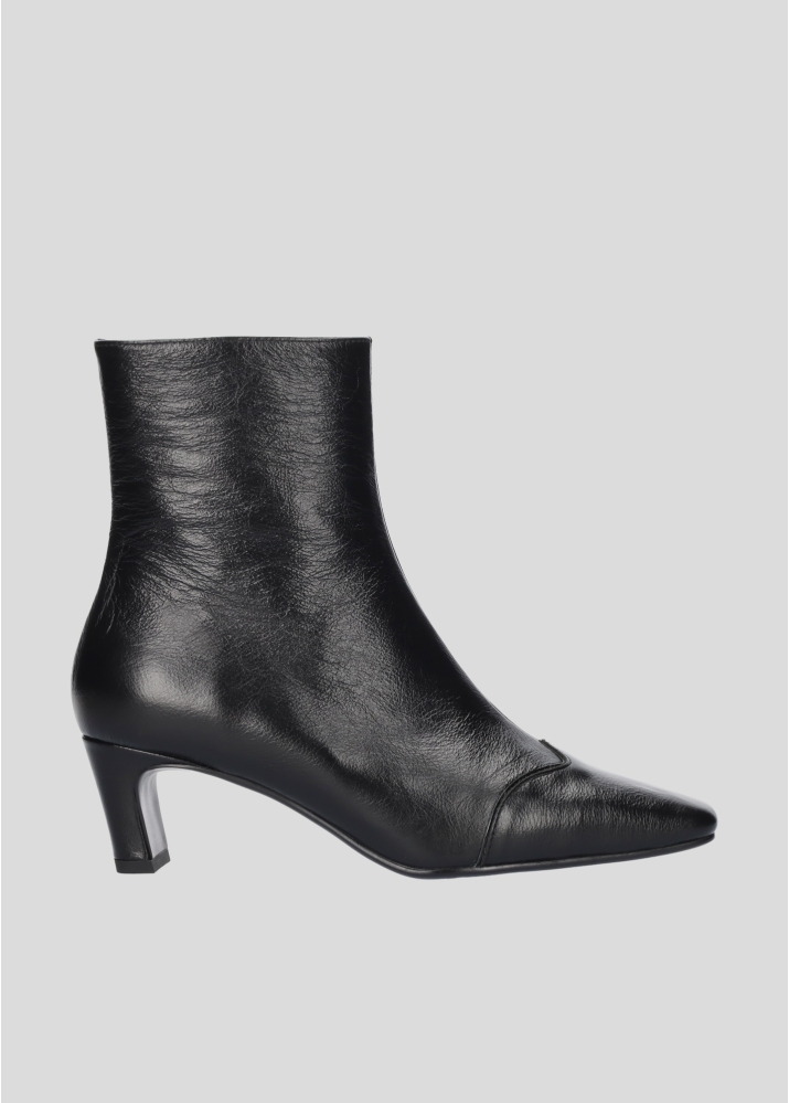 Booties for women Lola Cruz in leather. Style Orea Booties 50 with